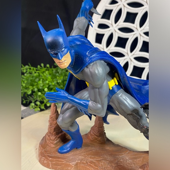 DC Gallery Diamond Select: Classic
Batman 80 Years Diorama - Gamestop Exclusive - Picture 12 of 12